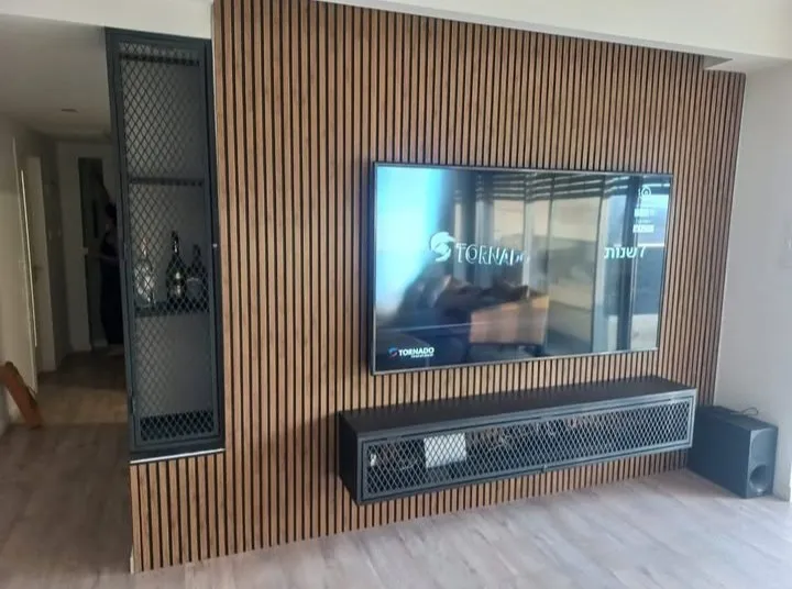 קיר טלוויזיה בסלון בחיפוי סרגלי עץ