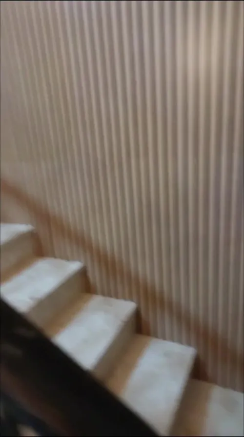 חיפוי חדר מדרגות עם סרגלי פולימר